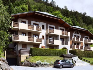Bâtiment, Plante, Voiture, Roue, Fenêtre, Véhicule, Ciel, Arbre, Maison