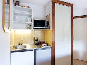 Kitchen Sink, Cabinetry, Property, Sink, Countertop, Home Appliance, Kitchen, Kitchen Appliance, Interior Design, Tap