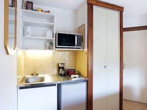 Evier, Cabinetry, Propriété, Évier, Comptoir, Électroménager, Cuisine, Appareil De Cuisine, Design Intérieur, Robinet