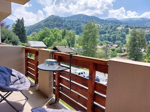 L'Eau, Ciel, Nuage, Bâtiment, Piscine, Bleu, Bleu Azur, Mobilier De Jardin, Loisir, Plante