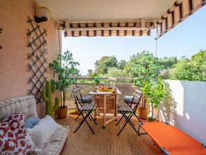 L'Eau, Ciel, Nuage, Bâtiment, Piscine, Bleu, Bleu Azur, Mobilier De Jardin, Loisir, Plante