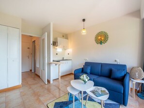 L'Eau, Ciel, Nuage, Bâtiment, Piscine, Bleu, Bleu Azur, Mobilier De Jardin, Loisir, Plante
