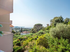 Wasser, Himmel, Wolke, Gebäude, Schwimmbad, Blau, Azurblau, Gartenmöbel, Freizeit, Pflanze