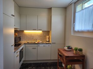 Cabinetry, Bâtiment, Propriété, Comptoir, Fenêtre, Évier, Cuisinière, Bois, Cuisine, Architecture
