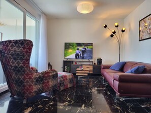 Meubles, Cadre, Canapé, Confort, Violet, Bâtiment, Bois, Design Intérieur, Sol, Salon