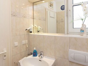 Spiegel, Zapfhahn, Armatur, Sinken, Eigentum, Bad Sink, Badezimmer, Interior Design, Die Architektur, Lila