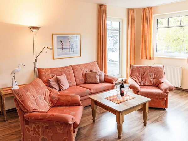 Möbel, Couch, Eigentum, Tabelle, Holz, Fenster, Interior Design, Komfort, Bilderrahmen, Fussboden