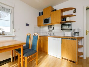 Cabinetry, Propriété, Meubles, Comptoir, Cuisine, Bois, Table, Cuisinière, Appareil De Cuisine, Design Intérieur