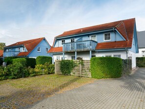 Cloud, Plant, Sky, Property, Building, Window, Land Lot, House, Urban Design, Grass
