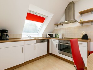 Cabinetry, Countertop, Herd, Sinken, Küchengerät, Küche, Haushaltsgerät, Holz, Interior Design, Flooring