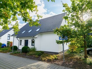 Pflanze, Gebäude, Himmel, Wolke, Eigentum, Fenster, Blatt, Haus, Vegetation, Baum