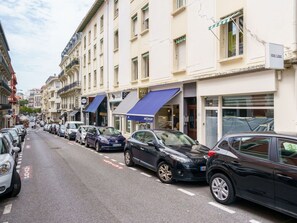 Rad, Auto, Fahrzeug, Gebäude, Fenster, Himmel, Infrastruktur, Kraftfahrzeug