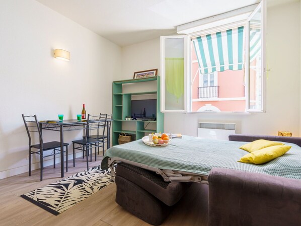 Möbel, Eigentum, Fenster, Tabelle, Azurblau, Gebäude, Holz, Bettrahmen, Stuhl, Interior Design