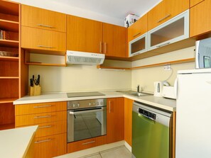 Countertop, Cabinetry, Eigentum, Sinken, Spüle, Küche, Herd, Küchengerät, Holz, Interior Design