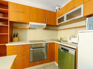 Countertop, Cabinetry, Eigentum, Sinken, Spüle, Küche, Herd, Küchengerät, Holz, Interior Design