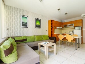 Möbel, Tabelle, Eigentum, Couch, Bilderrahmen, Interior Design, Wohnzimmer, Holz, Studio Couch, Fussboden