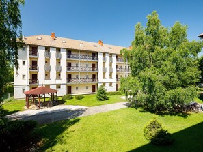 Plant, Sky, Building, Property, Tree, Land Lot, Urban Design, Window, Grass, Residential Area