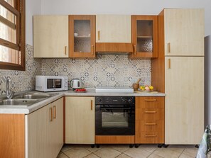 Cabinetry, Spüle, Countertop, Sinken, Eigentum, Gebäude, Herd, Küchengerät, Holz, Küche