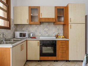 Cabinetry, Evier, Comptoir, Évier, Propriété, Bâtiment, Cuisinière, Appareil De Cuisine, Bois, Cuisine