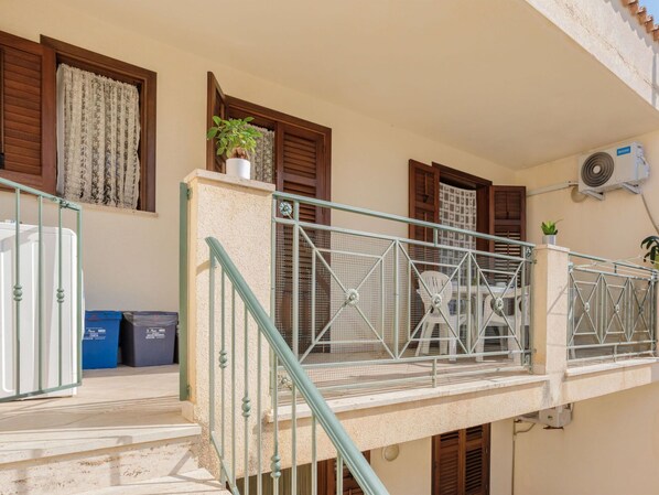 Pflanze, Gebäude, Fenster, Holz, Interior Design, Tür, Fussboden, Baluster, Treppe