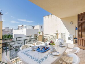 Table, Canapé, Bleu Azur, Ciel, Vaisselle, Vaisselle, Bâtiment, Design Intérieur, Plante, Pot De Fleur