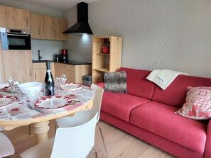 Meubles, Canapé, Table, Propriété, Cadre, Bois, Design Intérieur, Salon, Canapé-Lit, Oreiller