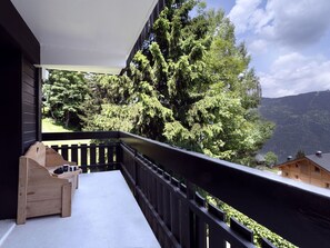 Nuage, Ciel, Bois, Clôture, Ombre, Arbre, Porche, Immobilier, Loisir, Chalet