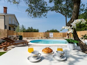 Plant, Water, Building, Property, Tableware, Table, Window, Sky, Azure, Outdoor Furniture