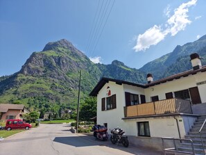 Möbel, Tabelle, Himmel, Stuhl, Holz, Interior Design, Baum, Fussboden, Schatten, Gebäude