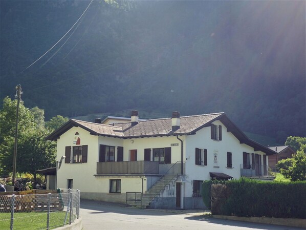 Plante, Bâtiment, Fenêtre, Ciel, Maison, Arbre, Architecture, Lot Terre, Zone Résidentielle, Paysage