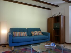 Meubles, Table, Ciel, Chaise, Bois, Design Intérieur, Arbre, Sol, Ombre, Bâtiment