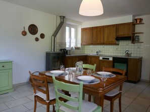 Meubles, Table, Ciel, Chaise, Bois, Design Intérieur, Arbre, Sol, Ombre, Bâtiment