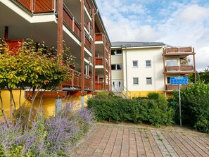 Pflanze, Gebäude, Himmel, Blume, Fenster, Daytime, Eigentum, Wolke, Haus, Die Architektur