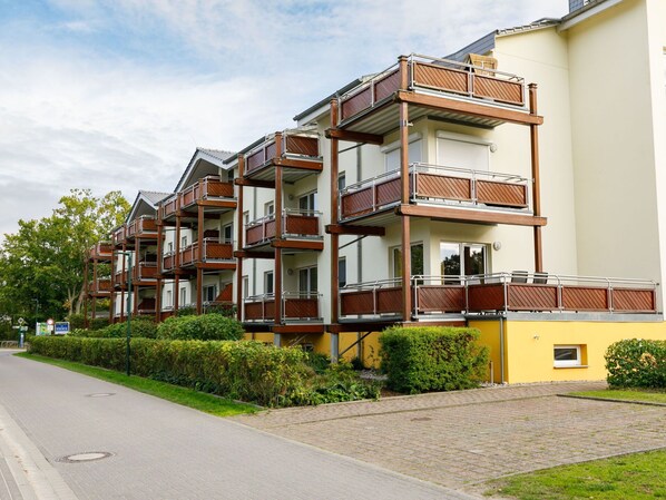 Pflanze, Gebäude, Himmel, Fenster, Eigentum, Wolke, Haus, Grundstueck, Urban Design, Eigentumswohnung