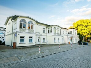 Himmel, Wolke, Gebäude, Fenster, Infrastruktur, Strassenbelag, Haus, Urban Design, Nachbarschaft, Öffentlicher Raum