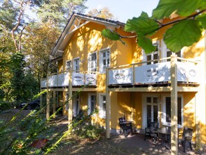 Pflanze, Gebäude, Fenster, Baum, Himmel, Veranda, Gelb, Haus, Abstellgleis, Hütte