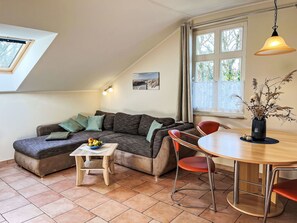 Möbel, Interior Design, Flooring, Couch, Holz, Fussboden, Zimmer, Decke, Wohnzimmer, Beleuchtung