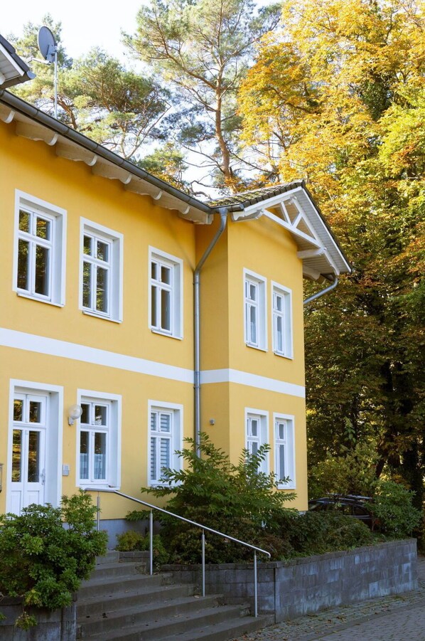 Gebäude, Pflanze, Eigentum, Fenster, Haus, Baum, Gelb, Wohngebiet, Himmel