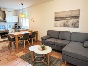 Tabelle, Möbel, Eigentum, Bilderrahmen, Couch, Holz, Beleuchtung, Fenster, Interior Design, Wohnzimmer