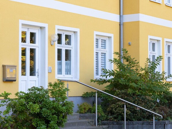 Gebäude, Fenster, Eigentum, Pflanze, Haus, Die Architektur, Tür, Wand, Wohngebiet