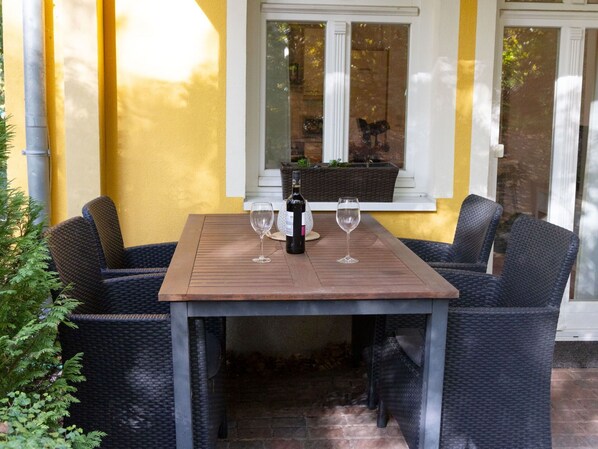 Möbel, Tabelle, Eigentum, Pflanze, Interior Design, Holz, Schatten, Gebäude, Geschirr, Fenster