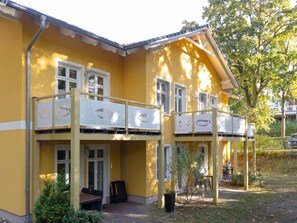 Pflanze, Eigentum, Fenster, Gebäude, Himmel, Baum, Abstellgleis, Grundeigentum, Wohngebiet, Freizeit