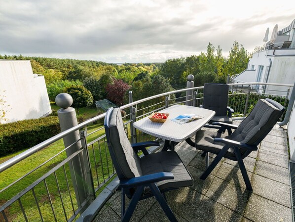 Ciel, Plante, Nuage, Propriété, Meubles, Table, Chaise, La Nature, Tableau De Plein Air, Bâtiment
