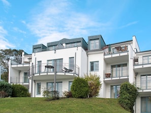 Himmel, Pflanze, Wolke, Gebäude, Fenster, Haus, Grundstueck, Baum, Gras