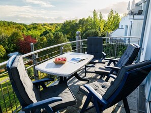 Wolke, Pflanze, Tabelle, Himmel, Eigentum, Möbel, Stuhl, Gartenmöbel, Tisch Im Freien, Baum
