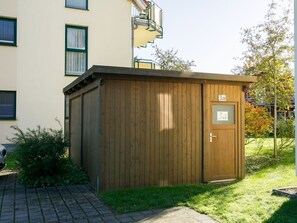 Pflanze, Gebäude, Fenster, Tür, Holz, Strassenbelag, Grundstueck, Haus, Baum