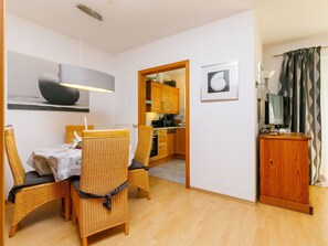 Eigentum, Möbel, Bilderrahmen, Komfort, Holz, Interior Design, Zimmerpflanze, Flooring, Fussboden, Wohnzimmer