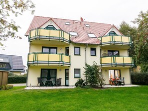 Pflanze, Gebäude, Eigentum, Fenster, Haus, Baum, Himmel, Grundstueck, Gras, Wohngebiet