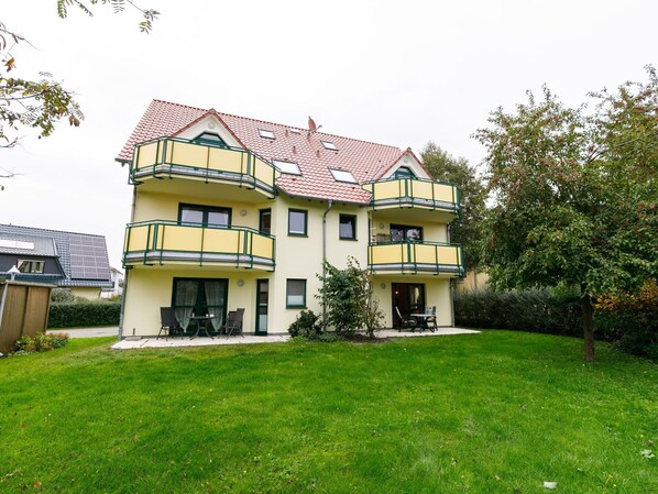 Pflanze, Gebäude, Himmel, Eigentum, Fenster, Baum, Haus, Grundstueck, Gras, Hütte