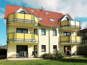 Wasser, Pflanze, Himmel, Gebäude, Azurblau, Haus, Schwimmbad, Baum, Rechteck, Fenster